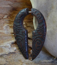 Load image into Gallery viewer, Fake Piercing Ohrring Holz Tropfen dunkel Bali Batik
