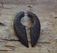 Load image into Gallery viewer, Fake Piercing Ohrring Holz Tropfen dunkel Bali Batik
