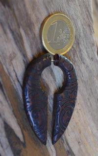 Load image into Gallery viewer, Fake Piercing Ohrring Holz Tropfen dunkel Bali Batik
