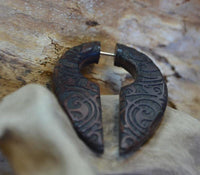 Load image into Gallery viewer, Fake Piercing Ohrring Holz Tropfen dunkel Bali Batik
