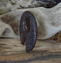 Cargar imagen en el visor de la galería, Fake Piercing Ohrring Narra Holz Kreis Blume des Lebens
