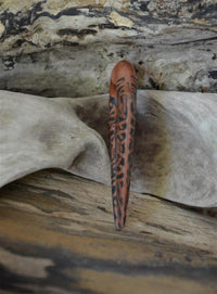 Cargar imagen en el visor de la galería, Fake Piercing Ohrring Sawo Holz Pfeil keltischer Knoten
