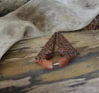 Cargar imagen en el visor de la galería, Fake Piercing Ohrring Sawo Holz Pfeil keltischer Knoten
