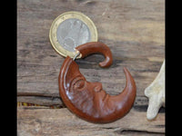 Load image into Gallery viewer, Fake Piercing Ohrring Sawo Holz Mond Sichel Gesicht
