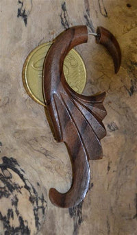 Load image into Gallery viewer, Fake Piercing Ohrring Flügel Haken 72mm Holz Edelstahl
