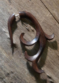 Load image into Gallery viewer, Fake Piercing Ohrring Schnörkel 63mm Holz Edelstahl
