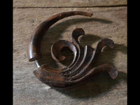 Load image into Gallery viewer, Fake Piercing Ohrring verschnörkelt Holz braun Edelstahl
