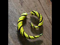 Load image into Gallery viewer, Fake Spirale bemalt gelb schwarz grün Piercing Holz
