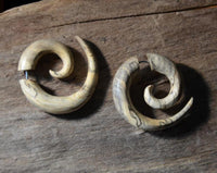 Cargar imagen en el visor de la galería, Fake Piercing Ohrring Spirale hell gemasert Bananenholz
