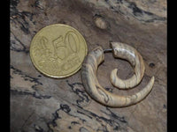 Cargar imagen en el visor de la galería, Fake Piercing Ohrring Spirale hell gemasert Bananenholz
