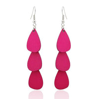 Cargar imagen en el visor de la galería, A pair of Holzohrringe Tropfen lang 68 mm Tribal Ohrringe aus bunt lackiertem Holz mit nickelfreien Edelstahl-Hooks—organic, farbenfrohe Ohrhänger für einen lebendigen Look.
