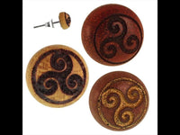 Load image into Gallery viewer, Holz Ohrstecker Triskele Sterlingsilber 925er Kreis 8 mm Lasergravur golden
