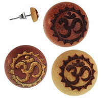 Load image into Gallery viewer, Holz Ohrstecker OM Zacken Sterlingsilber 925er rund 8 mm Lasergravur golden
