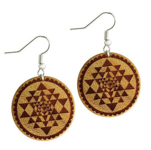A pair of round Ohrringe Jackfrucht Holz with intricate mandala-inspired engravings in brown tones, crafted from jackfruit wood and featuring stainless steel silver hooks for pierced ears.