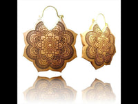 Load image into Gallery viewer, Ohrringe Mandala Blume Holz Brass Bügel golden Gravur braun dunkelbraun Schmuck
