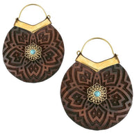 Load image into Gallery viewer, Ohrringe Holz Brass Blume Türkis Bügel gold Gravur
