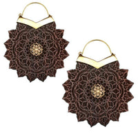 Load image into Gallery viewer, Ohrringe Holz Brass Blume Bügel gold Gravur zackig
