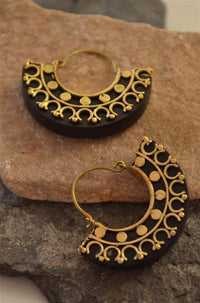 Load image into Gallery viewer, Ohrringe Arang Holz Brass gold halber Ring verziert
