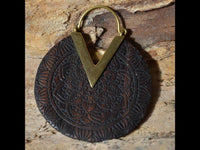Load image into Gallery viewer, Ohrringe Narra Holz Brass gold Zacke Blume Mandala
