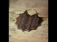 Load image into Gallery viewer, Ohrringe Sonnenblume Holz Brass Bügel gold Gravur 38mm
