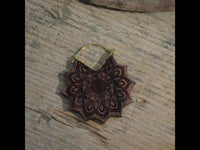 Load image into Gallery viewer, Ohrringe Sonnenblume Holz Brass Bügel gold Gravur 38mm
