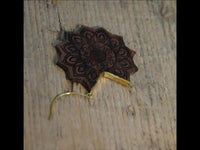 Load image into Gallery viewer, Ohrringe Sonnenblume Holz Brass Bügel gold Gravur 38mm
