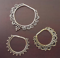 Load image into Gallery viewer, Charm Piercing Anhänger Ohrringe für Flesh Tunnels gold antik Messing Ohrhänger
