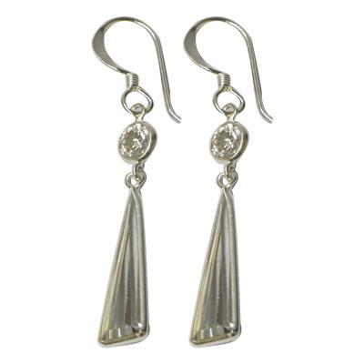 A pair of Zirkonia Stein Dreieck facettiert Glitzer Ohrringe aus 925 Sterling Silber mit kleinem rundem Zirkonia am Ohrstecker und langem, spitz zulaufendem Dreiecksanhänger.