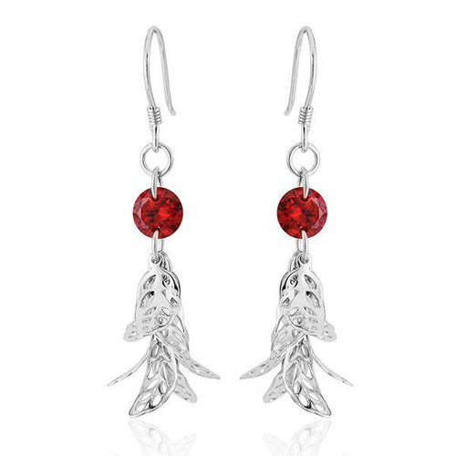These nickelfree Ohrhänger Ohrringe für Damen are crafted from 925er Sterling Silber and feature leaf-shaped charms with a round red Zirkonia above each, all hanging from elegant hook-style ear wires.