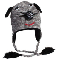 Cargar imagen en el visor de la galería, Die Unisex Tiergesicht Mütze ist eine gestrickte Norwegermütze im Hund-Design mit schwarzen Schlappohren, Kulleraugen, Schnauze, rotem Lächeln und geflochtenen Quasten – perfekt als süße Tiermütze für Kinder und Erwachsene.

