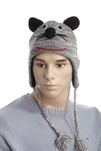 Cargar imagen en el visor de la galería, A mannequin wears the Unisex Tiergesicht Mütze Norwegermütze Nepalmütze Strick Tiermützen Bommeln: a gray knit beanie with ear flaps, black mouse ears, button eyes, a red stitched mouth, and braided tassels.
