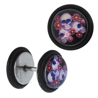 Load image into Gallery viewer, Fake Piercing Plug Edelstahl drei Totenköpfe Blumen rot schwarz Gummiring 7 mm
