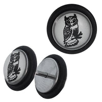 Load image into Gallery viewer, Fake Piercing Plug Edelstahl Eule schwarz auf Ast schwarz Gummiring 7 mm
