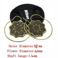Cargar imagen en el visor de la galería, Piercing 10,5g Ohrgewicht Messing Mandala Blume Spirale

