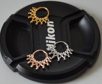 Cargar imagen en el visor de la galería, Klapp Segmentring Piercing Punkte Edelstahl Gold PVD
