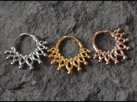 Cargar imagen en el visor de la galería, Klapp Segmentring Piercing Punkte Edelstahl Gold PVD
