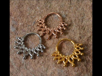 Cargar imagen en el visor de la galería, Klapp Segmentring Piercing Punkte Edelstahl Gold PVD
