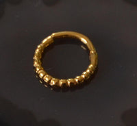 Load image into Gallery viewer, Klapp Segmentring Piercing Punkte Edelstahl Gold PVD
