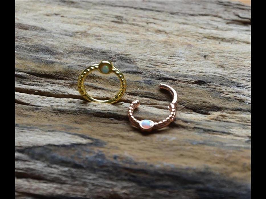 Klapp Segment Ring Piercing gold rotgold Opal weiß