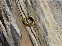 Cargar imagen en el visor de la galería, Klapp Segment Ring Piercing Edelstahl Punkte Dreiecke
