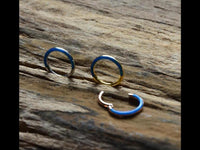 Cargar imagen en el visor de la galería, Klapp Segment Ring Piercing Edelstahl blau Opal Inlay
