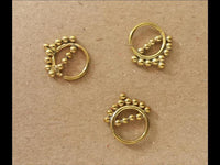 Cargar imagen en el visor de la galería, Septum Piercing Nasenringe Linie Kugeln Messing Tribal goldfarben nickelfrei antik Ohrring
