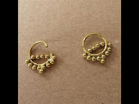 Cargar imagen en el visor de la galería, Septum Piercing Nasenringe Linie Kugeln Messing Tribal goldfarben nickelfrei antik Ohrring
