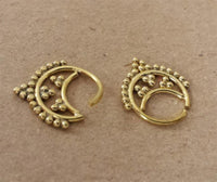 Cargar imagen en el visor de la galería, Septum Piercing Nasenringe Punkte Sichel Spitzen Messing Tribal goldfarben nickelfrei antik Ohrring
