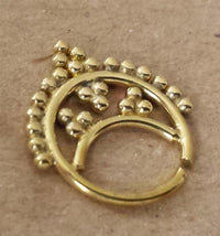 Cargar imagen en el visor de la galería, Septum Piercing Nasenringe Punkte Sichel Spitzen Messing Tribal goldfarben nickelfrei antik Ohrring
