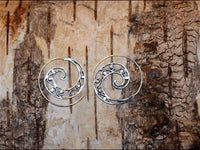 Load image into Gallery viewer, Messingohrringe versilbert Spiralen Linien S-Form Ornament 925 sterling Silber
