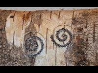 Load image into Gallery viewer, Messingohrringe versilbert Spiralen Tropfen-Formen Punkte Ornament 925 sterling Silber
