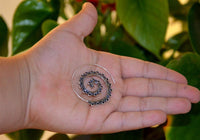 Load image into Gallery viewer, Messingohrringe versilbert Spiralen Tropfen-Formen Punkte Ornament 925 sterling Silber
