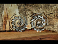 Load image into Gallery viewer, Messingohrringe versilbert Spiralen Zacken Dreiecke Muster 925 sterling Silber

