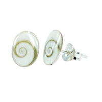 Load image into Gallery viewer, A pair of Shivaauge oval flach Silberohrstecker Ohrstecker 925er Silber for Damen, featuring white shells with natural brown spirals, set on sterling silver posts with butterfly backings.
